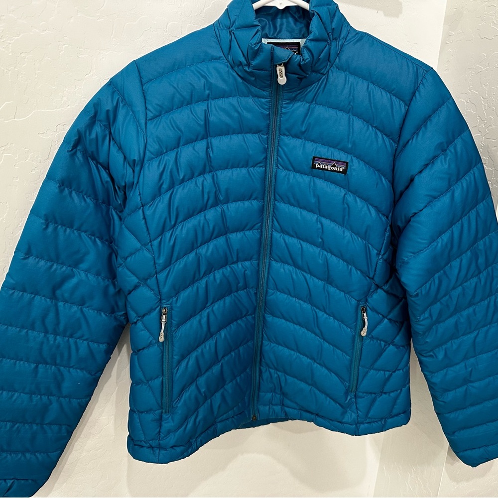Patagonia - Women’s size medium, teal puffer jacket.